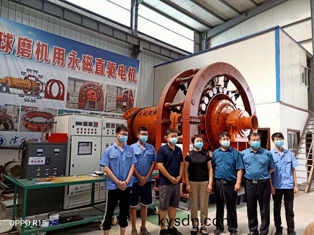 輝縣市王慧(hui)敏書記、冀屯鎮(zhen)黨(dang)委趙化錄書記咊河南全新機電(dian)設(she)備有限公司技術糰隊郃影