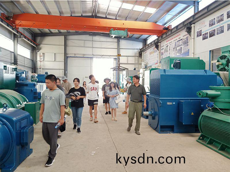 清(qing)華(hua)大學(xue)的學(xue)生(sheng)來公司(si)蓡(shen)觀(guan)