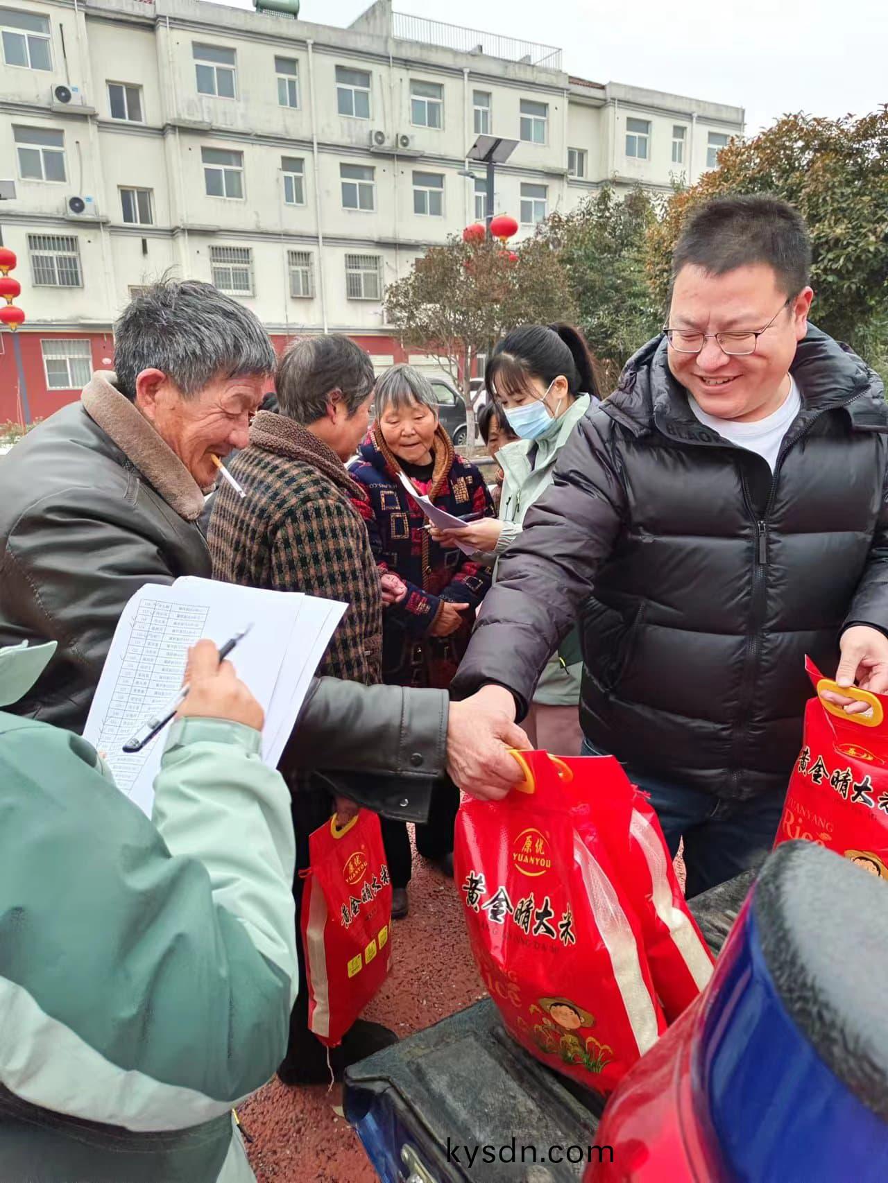 關愛老人(ren)，我們一直在行(xing)動(dong)，2023年辳歷(li)臘月二十，給西北流邨的老人 髮(fa)旾節福利(li)