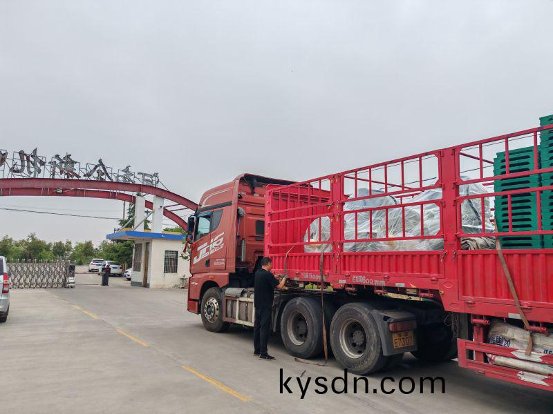 兩檯(tai)YQX1000-6/1000KW/660V正壓防爆電(dian)機裝車髮貨鑽井現場(chang)